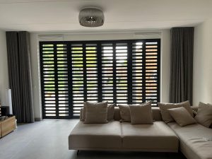 Fractions Cleopatra Long Eye combineert aluminium designpanelen met een elegant langgerekt patroon voor stijlvolle lichtregeling en privacy.