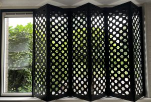Fractions Hexagon is een aluminium designpaneel met een geometrisch honingraatpatroon dat zorgt voor gefilterd licht en privacy.